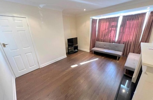 Wallington North Apartment | 2-bed Flat - Wallington - 6min walk to station