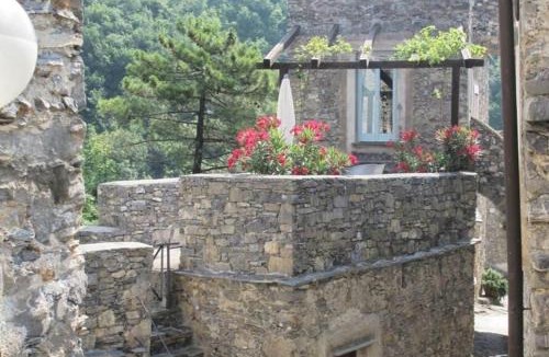 Colletta House | 2 Bed House Sleeps 5 - Terrace - Communal Pool