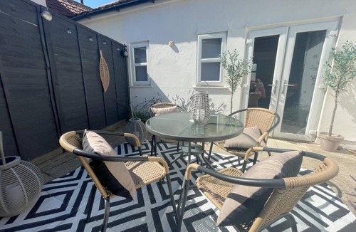 Ipswich House | 2 Bed in Bentley (oc-thpo)