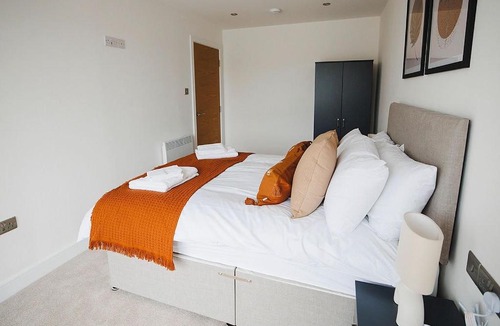 Leeds Apartment | 2 bed, Leeds Centre - Private Balcony, Free parking & Darts