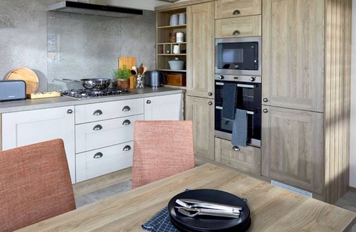 South Cerney House | 2-bed Lodge Sleeps 4 - Pet Welcome - Fireplace