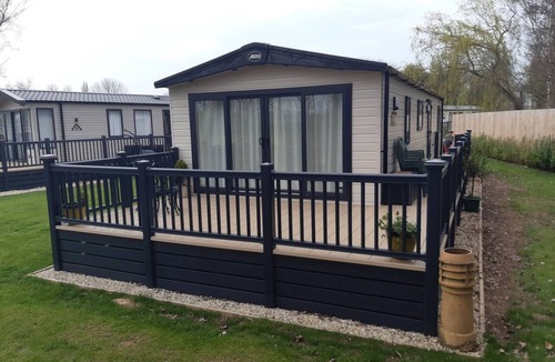 South Cerney House | 2-bed Lodge Sleeps 4 - Pet Welcome - Fireplace