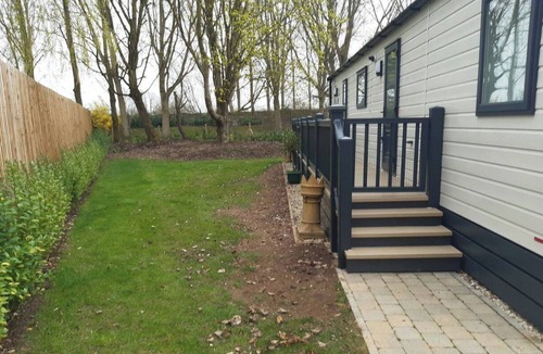 South Cerney House | 2-bed Lodge Sleeps 4 - Pet Welcome - Fireplace