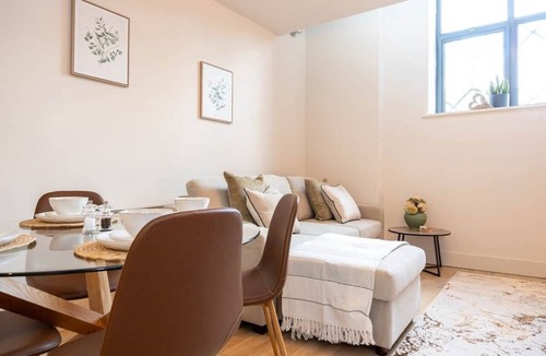 Warrington Apartment | 2-Bed Modern Duplex | Parking | 1 Min to Station