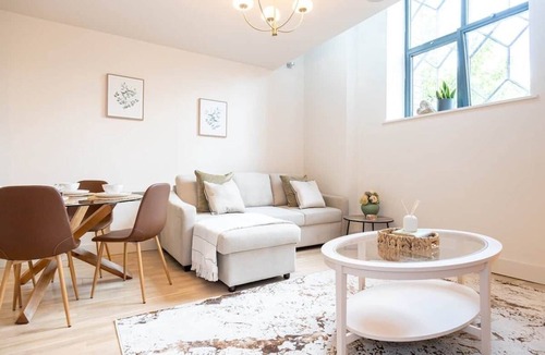 Warrington Apartment | 2-Bed Modern Duplex | Parking | 1 Min to Station