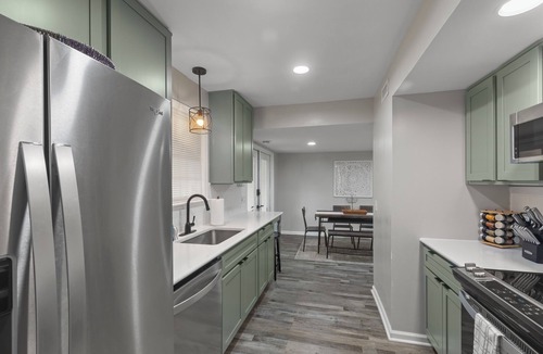 Dothan House | 2 Bed Rm 2.5 Bath, Dog Friendly, Sleep 5, Stocked Kitchen, Sun Room, Close to Shopping & Hospitals