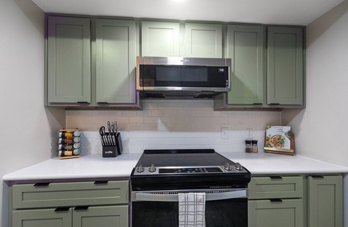 Dothan House | 2 Bed Rm 2.5 Bath, Dog Friendly, Sleep 5, Stocked Kitchen, Sun Room, Close to Shopping & Hospitals