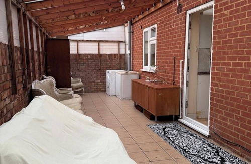 London Borough of Hounslow Apartment | 2 bed-Sleeps 4-Private Patio-Pets-Near Heathrow