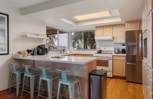 Bells Beach House | 2 bed Stunning Views Hot Tub Dog Friendly ADA