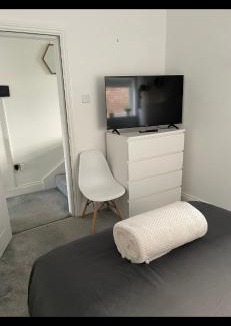 Crosby Apartment | 2 bed- walkable train and beach apartment