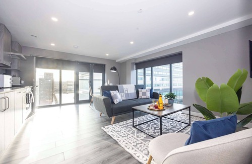 The Docks Apartment | 2 Bed Waterfront Flat | Dock Views | Liverpool