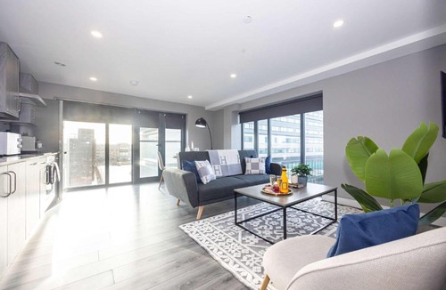 The Docks Apartment | 2 Bed Waterfront Flat Dock Views Liverpool