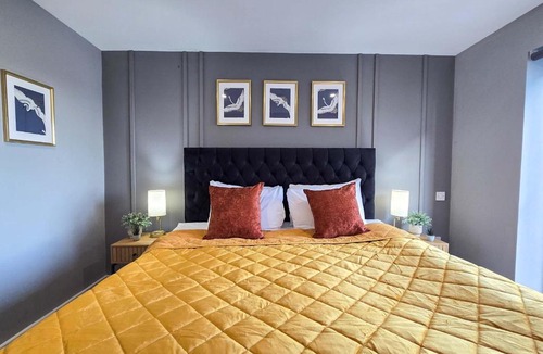 The Docks Apartment | 2 Bed Waterfront Flat Dock Views Liverpool