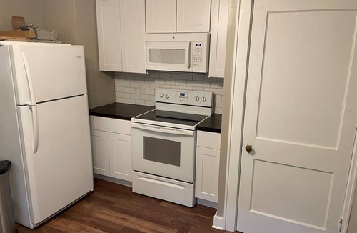 Oxford House | 2 Bedroom 1 Bath Updated House in Town/Square Mile