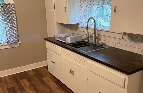 Oxford House | 2 Bedroom 1 Bath Updated House in Town/Square Mile