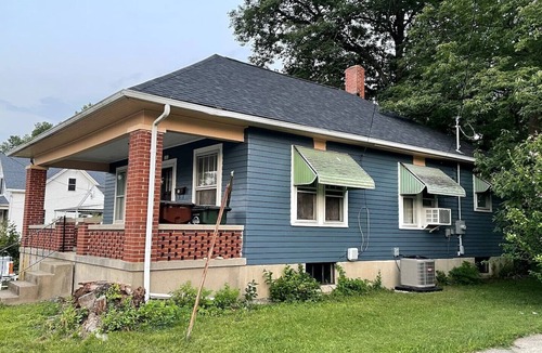 Oxford House | 2 Bedroom 1 Bath Updated House in Town/Square Mile