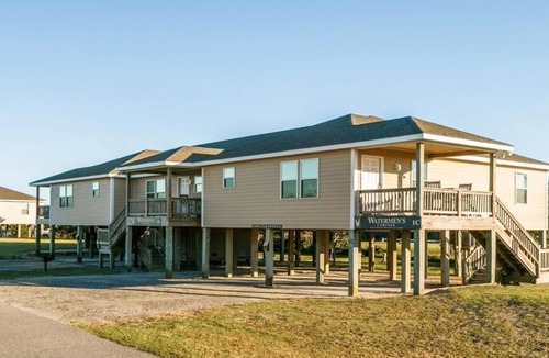 Waves Apartment | 2-bedroom, 1-bathroom apartment. Walk to beach and access to REAL Watersports