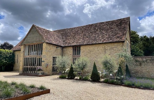 Great Milton House | 2 bedroom 17th Century Barn with surround sound TV in quiet village near great pubs and walks