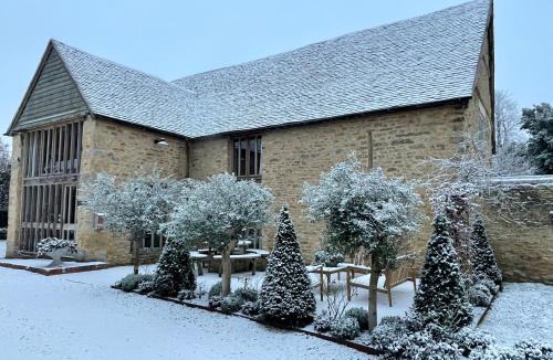 Great Milton House | 2 bedroom 17th Century Barn with surround sound TV in quiet village near great pubs and walks