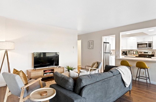 University District Apartment | 2 Bedroom 2 Bath Comfy Apartment minutes from University of Washington