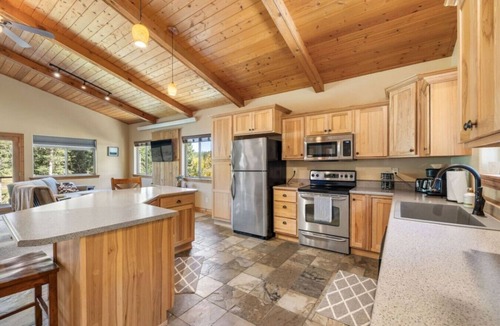 Nemo Apartment | 2 bedroom, 2 bathroom, 4 bed, Starlink, Hottub