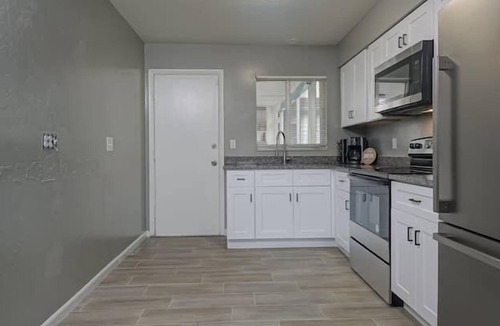 Westminister Apartment | 2 Bedroom 660142 by Houzlet
