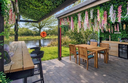 Selby Ski Chalet | 2 bedroom accommodation in South Duffield, Nr York