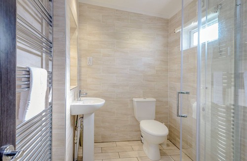 Ryde Ski Chalet | 2 bedroom accommodation in Wootton Bridge, Nr Cowes