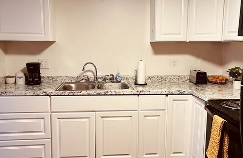 Knoxville Apartment | 2 bedroom apartment: 10 minute drive to UT, convention center,downtown Knoxville