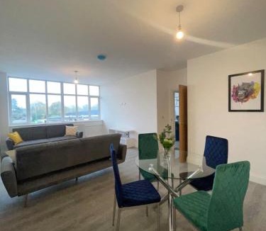 Flitwick Apartment | 2 Bedroom Apartment - Flitwick - Contractor Friendly - Tourist Ready - Full Kitchen - WiFi - Smart TV - Sofa Bed - FREE Parking - Ideal for Short or Long Stays