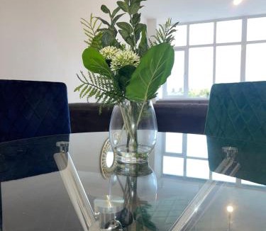 Flitwick Apartment | 2 Bedroom Apartment - Flitwick - Contractor Friendly - Tourist Ready - Full Kitchen - WiFi - Smart TV - Sofa Bed - FREE Parking - Ideal for Short or Long Stays