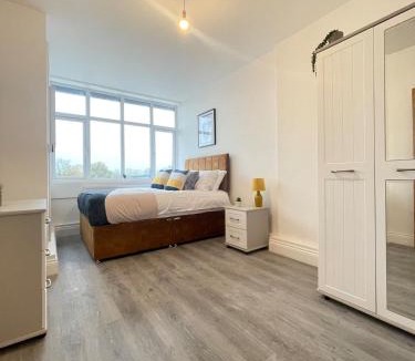 Flitwick Apartment | 2 Bedroom Apartment - Flitwick - Contractor Friendly - Tourist Ready - Full Kitchen - WiFi - Smart TV - Sofa Bed - FREE Parking - Ideal for Short or Long Stays