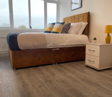 Flitwick Apartment | 2 Bedroom Apartment - Flitwick - Contractor Friendly - Tourist Ready - Full Kitchen - WiFi - Smart TV - Sofa Bed - FREE Parking - Ideal for Short or Long Stays