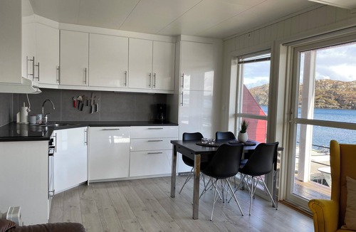 Tjeldstø Apartment | 2-bedroom apartment in superb Vestland with WiFi