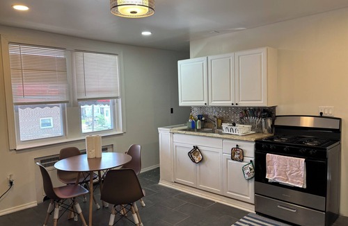 Foxcroft Square Apartment | 2-bedroom APT Einstein Hospital WiFi, AC, Pet friendly