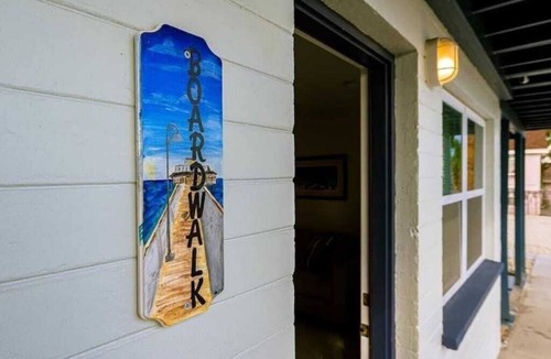 Smith's Memento Apartment | 2 Bedroom apt walking distance to Beach & Ocean Center