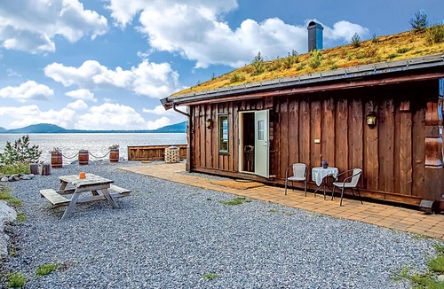 Sykkylven House | 2 bedroom beach front home in Ikornnes