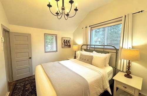 Harrison Hot Springs Hotel | 2 bedroom heritage cottage in a little oasis close to the beach