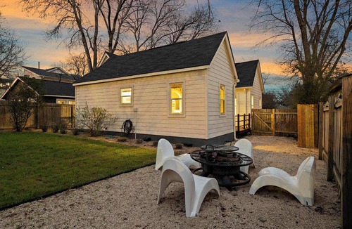 Cherrywood House | 2 Bedroom Cherrywood Cottage | Firepit | Near UT