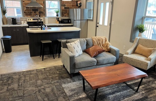 Marshall Apartment | 2 Bedroom - Convenient & Comfy Downtown Apartment