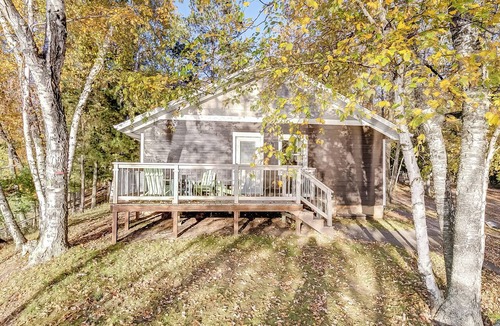 Lake Shore Resort | 2 Bedroom Cottage located at the Lost Lake Lodge Resort