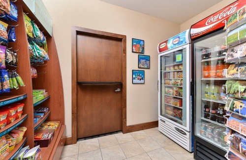 Northeast Heights Apartment | 2 Bedroom | Equipped Suite | Pool + Hot Tub Access