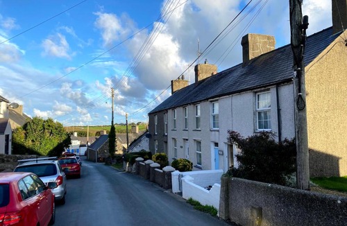 Edern House | 2 Bedroom Family Cottage Dog Friendly Edern North Wales