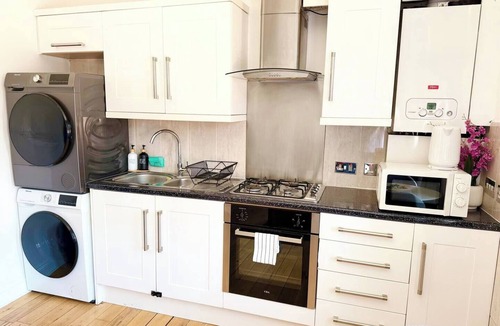 Homerton Apartment | 2 Bedroom Flat, Hackney Central.