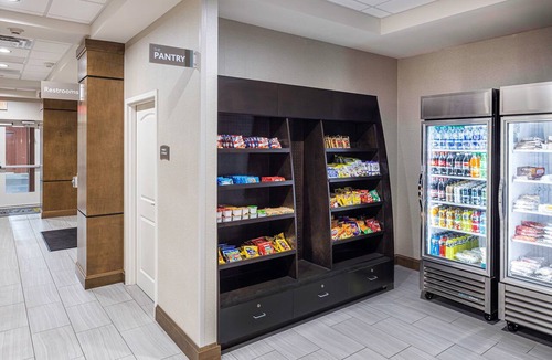 Montgomery Condo | 2 Bedroom | Free Breakfast. Outdoor Pool. Gym.