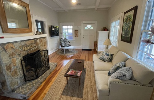 Historic Old Northeast House | 2 bedroom fully furnished Bungalow in historic Old Northeast