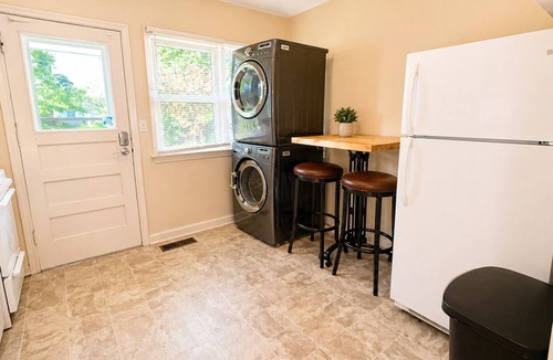 Springfield House | 2-bedroom home Travel Nurse Friendly 30+ Day Stay Fully Furnished Pet Friendly