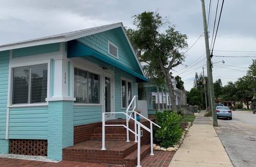 Historic District House | 2-Bedroom house with a great yard in down town
