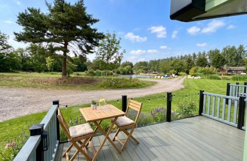 Tewitfield Resort | 2 Bedroom Lakeview Lodge - Ensuite & Balcony Deck
