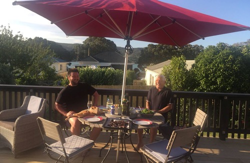 Raglan House | 2 bedroom modern Raglan beach retreat large outdoor deck 200 meters to town